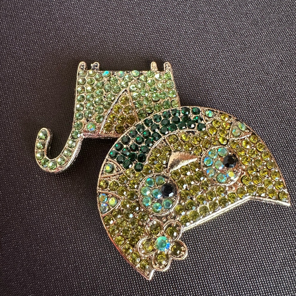 Rhinestone cat in shades of green brooch - Picture 2 of 4